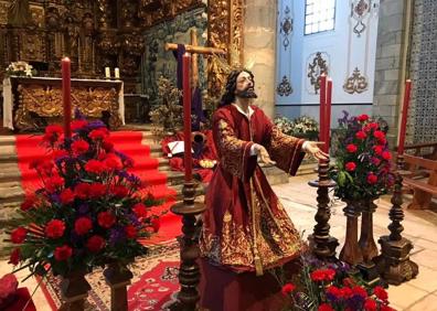 Imagen secundaria 1 - Arriba, miembros de 'Los Coloraos', tras la entrega de la distinción 'Nazarenos de Plata'. Abajo, la imagen de Jesús Orando en el Huerto y la de Nuestro Señor Jesús de los Pasos, en sendos besapiés. 