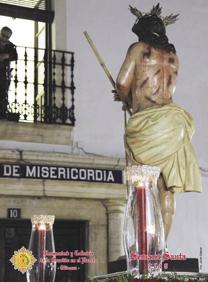 Imagen secundaria 2 - Arriba imagen del Patrón de Olivenza, Jesús de los Pasos. Abajo, detalle del cartel anunciador del Pregón de la Semana Santa de Olivenza 2019 y cartel de 'Los Coloraos'. 