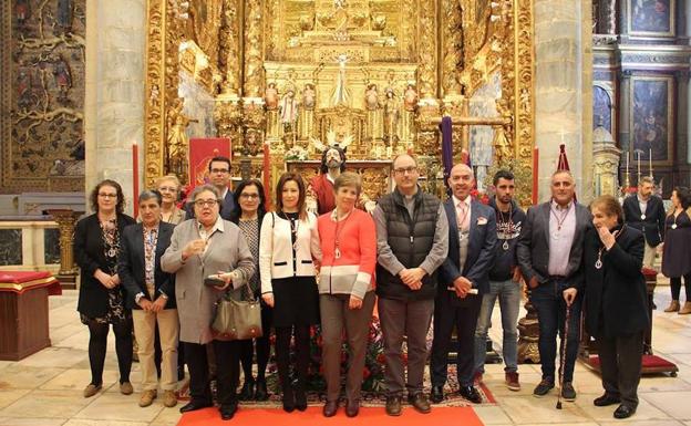 Imagen principal - Arriba, miembros de 'Los Coloraos', tras la entrega de la distinción 'Nazarenos de Plata'. Abajo, la imagen de Jesús Orando en el Huerto y la de Nuestro Señor Jesús de los Pasos, en sendos besapiés. 