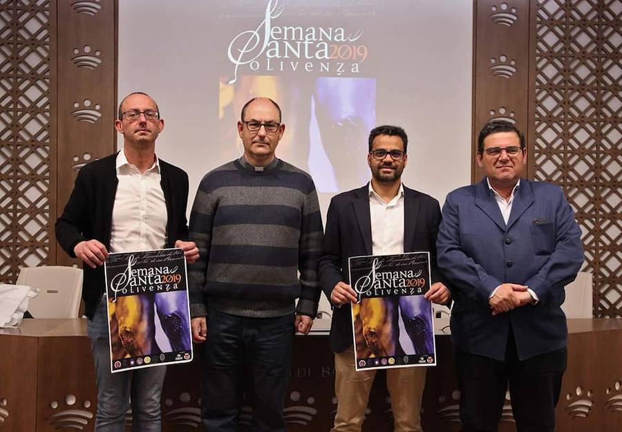 Autoridades civiles y eclesiásticas, junto al diseñador del cartel, en la presentación del mismo. 