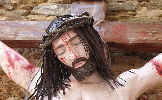 El Museo Papercraft de Olivenza añade a su exposición un Cristo Crucificado
