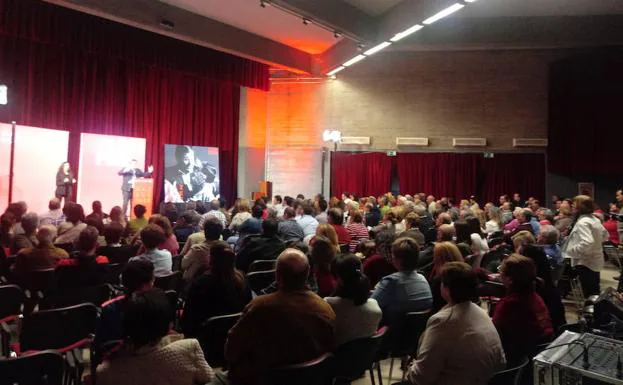 Público asistente al acto de cierre de campaña de las elecciones generales en Olivenza. 