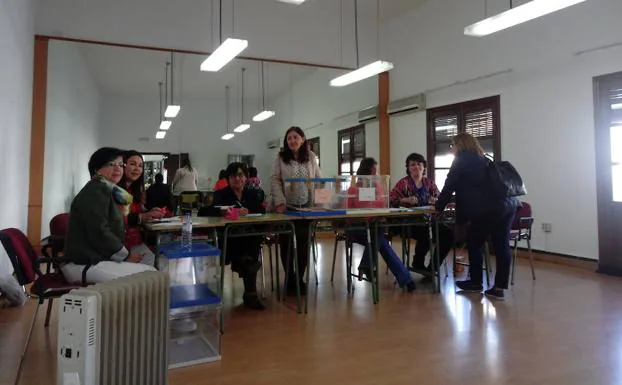 Mesa electoral, en la casa de la cultura de Olivenza, el pasado domingo. 