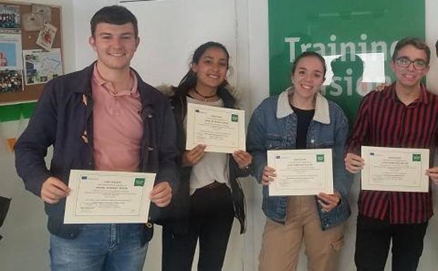 Imagen principal - aRRIba, alumnado de GA, con sus diplomas. Abajo, a la izquierda, la alumna Miriam junto a su profesora de prácticas en Roma; a la derecha, el alumno Carlos en Cork (Irlanda). 