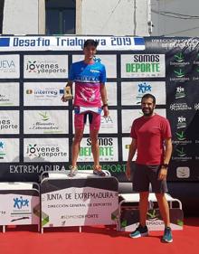 Imagen secundaria 2 - Arriba, primeros clasificados de la categoría Veteranos 2 de la modalidad 'Sprint'; abajo, a la izquierda, el cantautor Nando Juglar, primer clasificado de la categoría Veteranos 3, junto al periodista Juan Pedro Sánchez Romero; a la derecha, primer clasificado de la categoría Junior. 