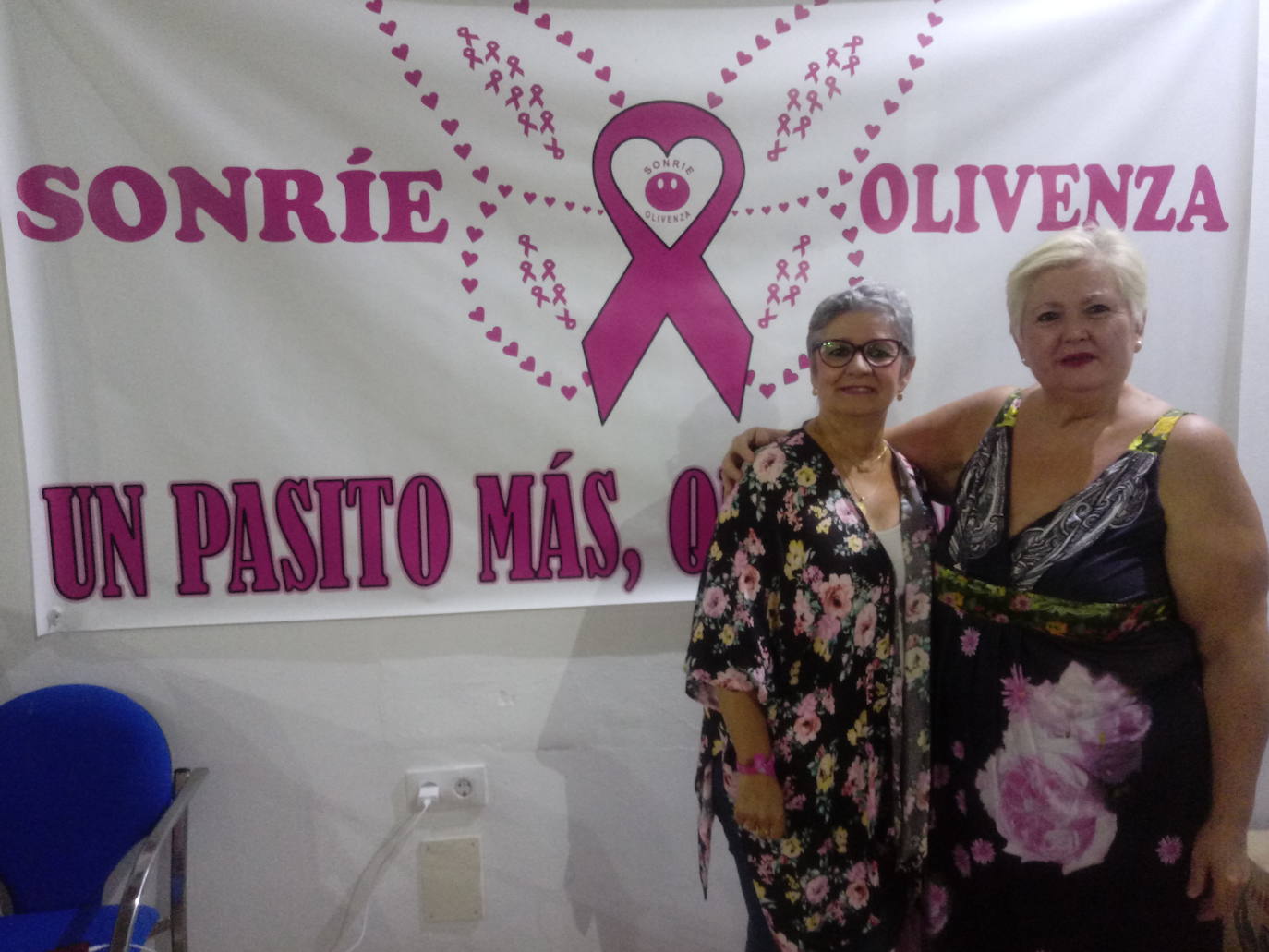 Mayte Sousa Díaz, socia fundadora de Sonríe Olivenza, junto a la actual presidenta de la asociación, Remedios Margallo Bueno. 