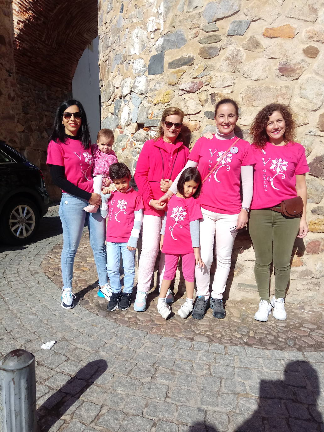 Imagen secundaria 2 - Arriba, parte del equipo de Sonríe Olivenza, entidad organizadora del evento. Abajo, a la izquierda, momento en que la piragüista oliventina, Inés M. Felipe, cortaba la cinta de la salida de la marcha. A la derecha, familia Pérez-López, provenientes de Alconchel, una de las muchas localidades presentes en el evento solidario. 