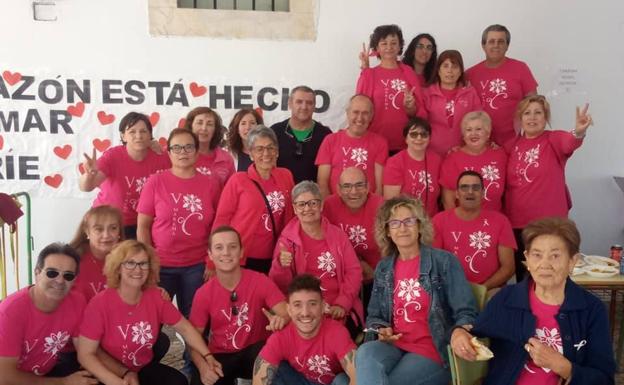 Imagen principal - Arriba, parte del equipo de Sonríe Olivenza, entidad organizadora del evento. Abajo, a la izquierda, momento en que la piragüista oliventina, Inés M. Felipe, cortaba la cinta de la salida de la marcha. A la derecha, familia Pérez-López, provenientes de Alconchel, una de las muchas localidades presentes en el evento solidario. 