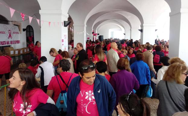 Imagen principal - Arriba, participantes en la marcha, en la cantina solidaria instalada en los arcos de la plaza de Hernán Cortés. Abajo, a la izquierda, grupo de voluntarios de 'Os Pelinhas', que colaboraron en la organización. A la derecha, la marcha a su paso por las calles de La Farrapa. 