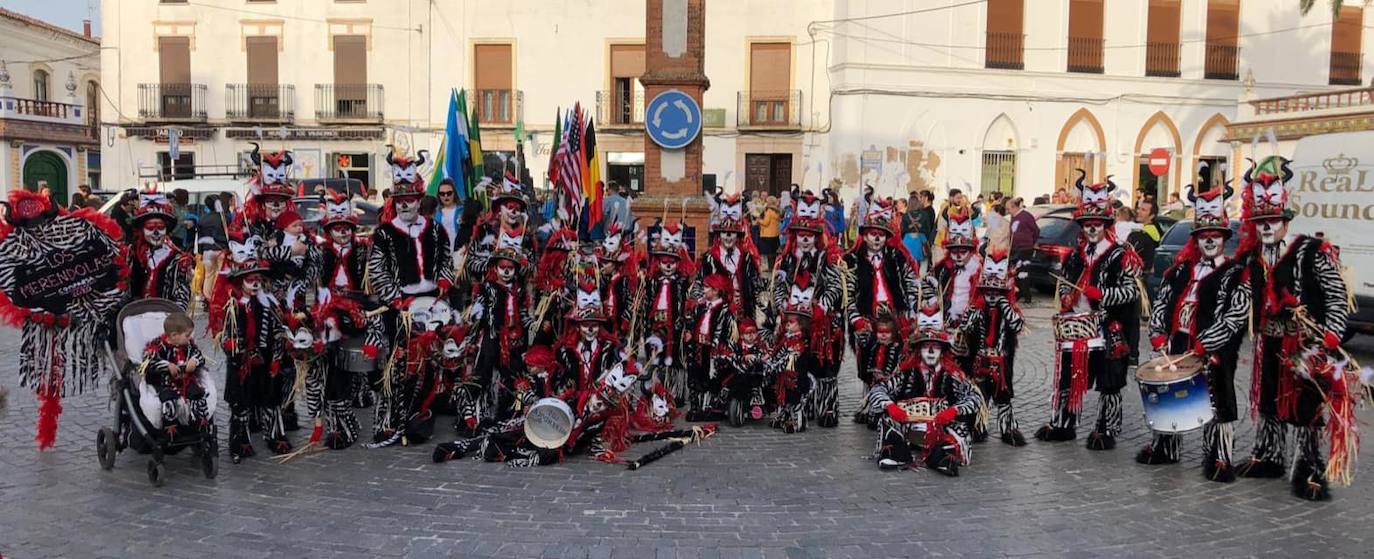 Las comparsas llenan de ritmo y color las calles en el Carnaval de Olivenza