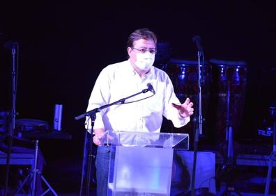 Imagen secundaria 1 - Arriba, momento en que las autoridades descubren el cartel de la proclamación. Abajo, momentos de las intervenciones del presidente de la Junta de Extremadura y el alcalde de Olivenza. 