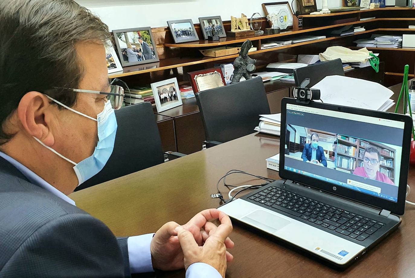 Momento de la entrevista con Fernández Vara. 