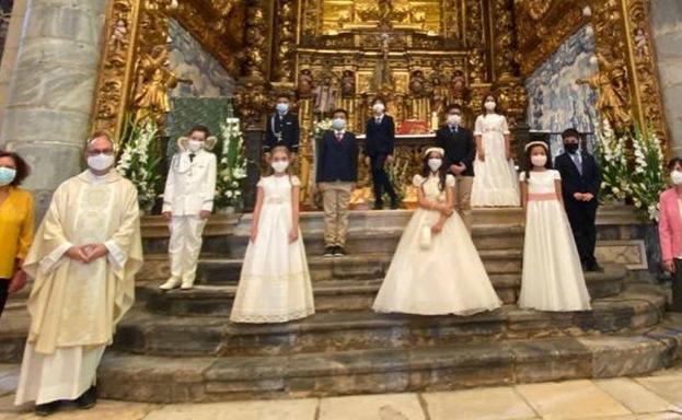 PRIMERAS COMUNIONES 2020. Segundo grupo de niños/as que hicieron la Primera Comunión el día 19 de septiembre, junto al párroco y las catequistas. 