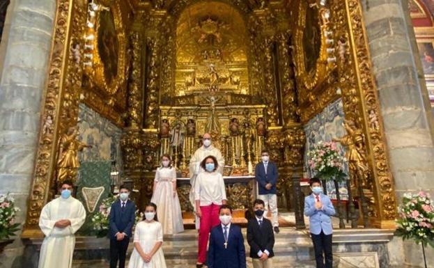 PRIMERAS COMUNIONES 2020. Segundo grupo de niños/as que hicieron la Primera Comunión el día 27 de septiembre, junto al párroco y la catequista. 