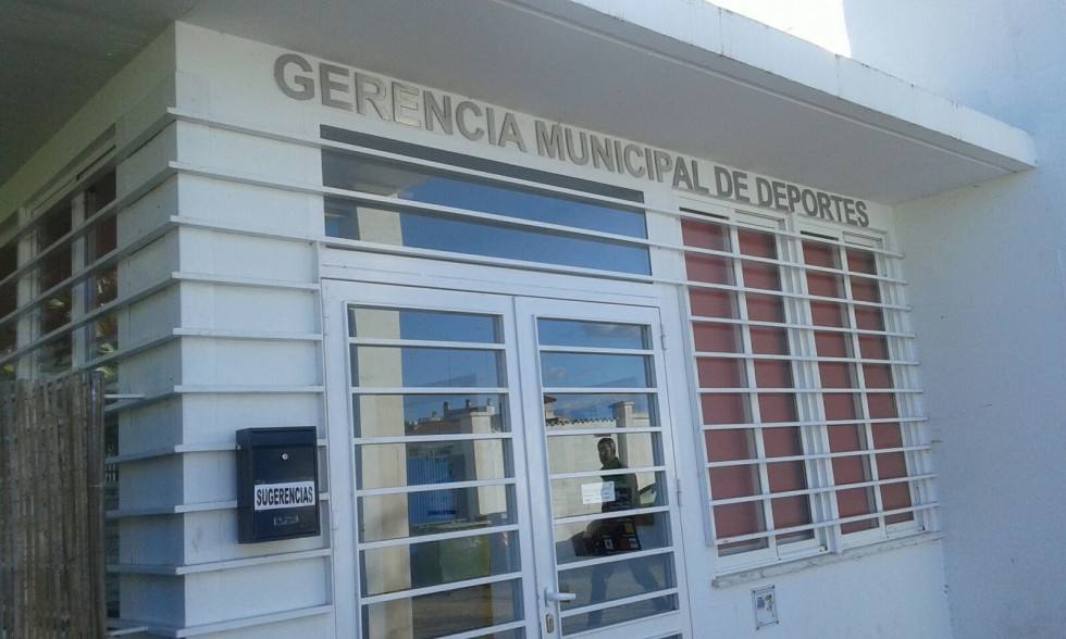 Entrada de la Gerencia Municipal de Deportes (GMD) de Olivenza. 