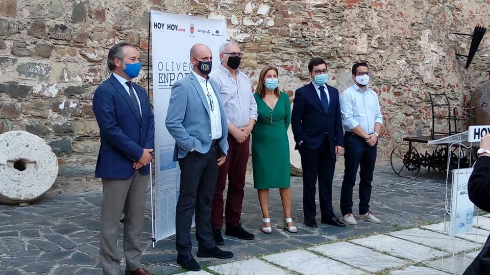 Imagen principal - Arriba, de izquierda a derecha: Antonio Pitera, director general del diario HOY; Joaquín Ideas y Guillermo Borrallo, de la empresa patrocinadora Extremporc; la directora de HOY, Manuel Martín; el corresponsal del HOY Olivenza, Juan Miguel Méndez; y el alcalde de Olivenza, Manuel J. González. 