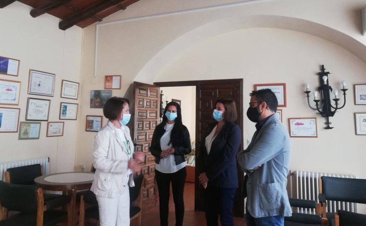 La gerente territorial del SEPAD, junto al alcalde y responsables del Hogar de Mayores. 