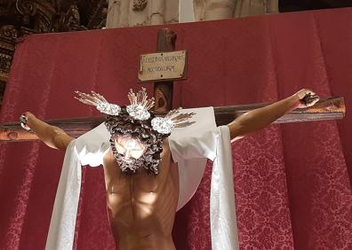 Imagen secundaria 1 - Arriba, misa del Triduo a María Santísima de la Soledad. Abajo, Cristo del Descendimiento en su triduo y Virgen de Fátima durante el Rosario de la Aurora, en el novenario en honor al Señor de los Pasos. 