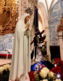 Imagen secundaria 2 - Arriba, misa del Triduo a María Santísima de la Soledad. Abajo, Cristo del Descendimiento en su triduo y Virgen de Fátima durante el Rosario de la Aurora, en el novenario en honor al Señor de los Pasos. 