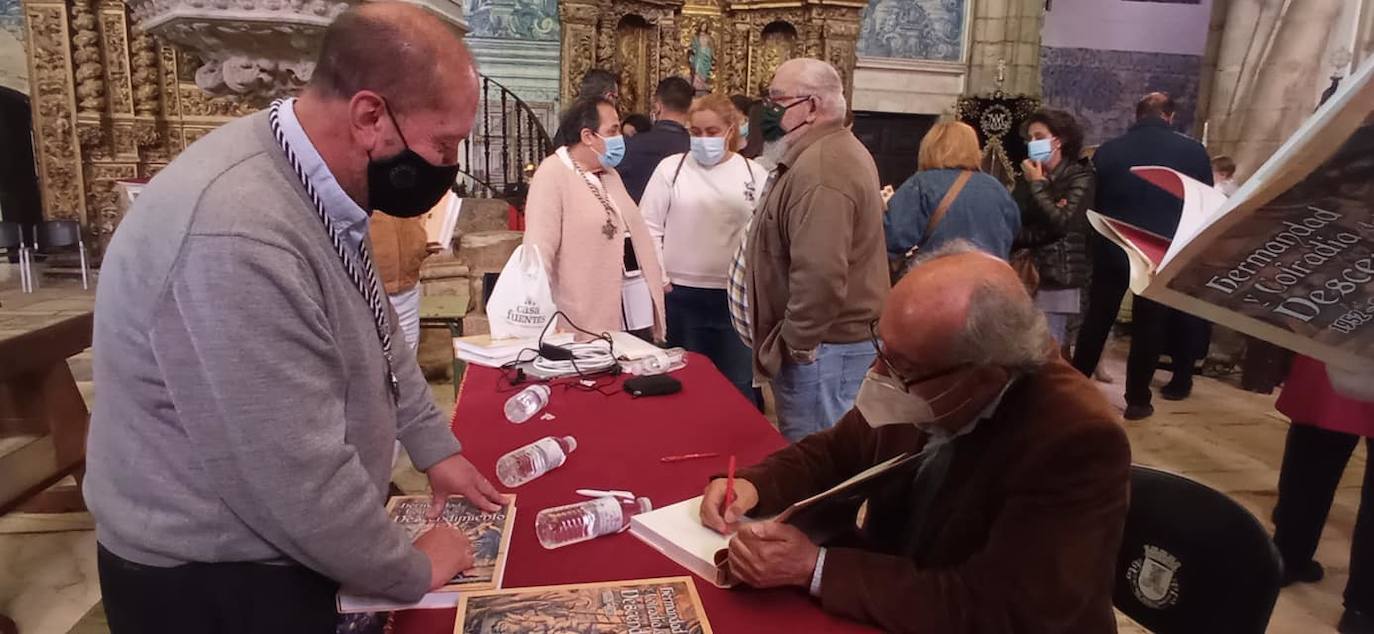 Rafael Paniagua firma un ejemplar del libro a un miembro de la Cofradía del Descendimiento. 