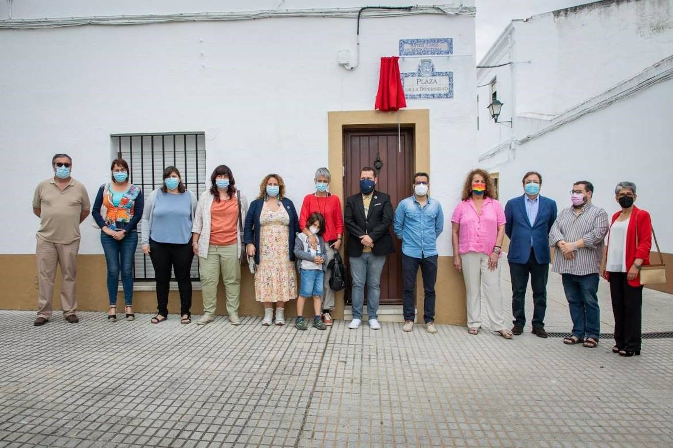 Autoridades y activistas LGTBI, tras descubrir la placa de la renombrada plaza de la Diversidad. 