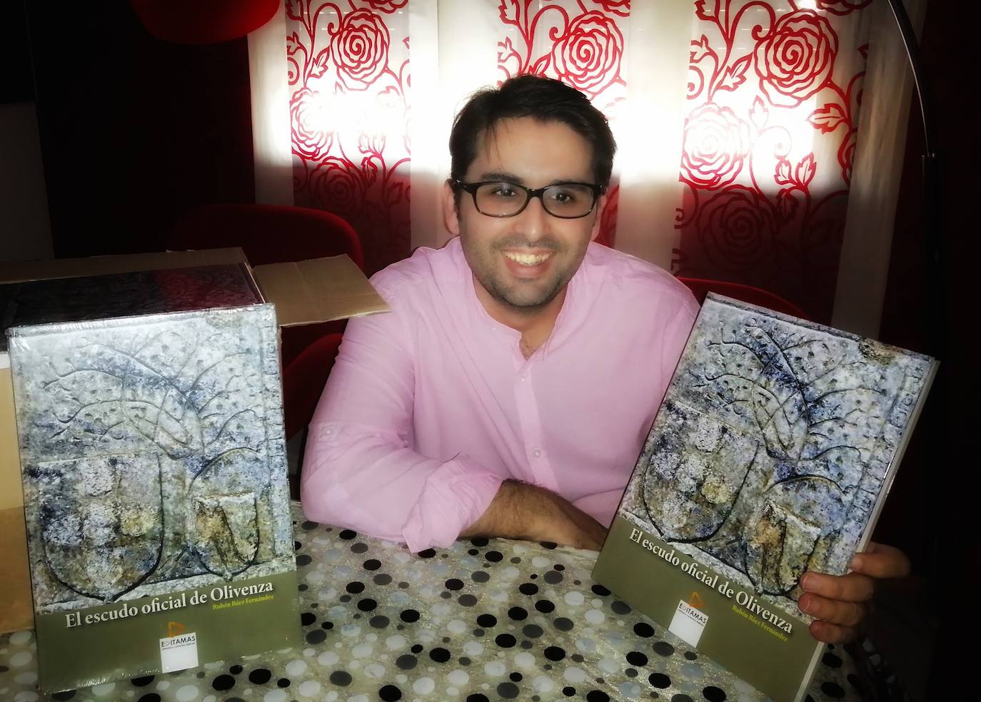 El autor del libro, Rubén Báez Fernández, con los primeros ejemplares del libro. 