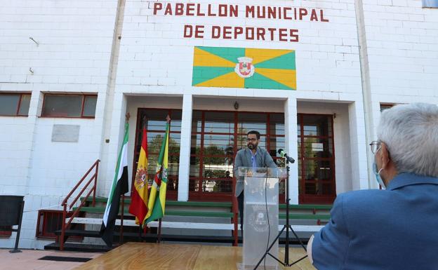 El alcalde de Olivenza, Manuel J. González Andrade, durante su intervención. 