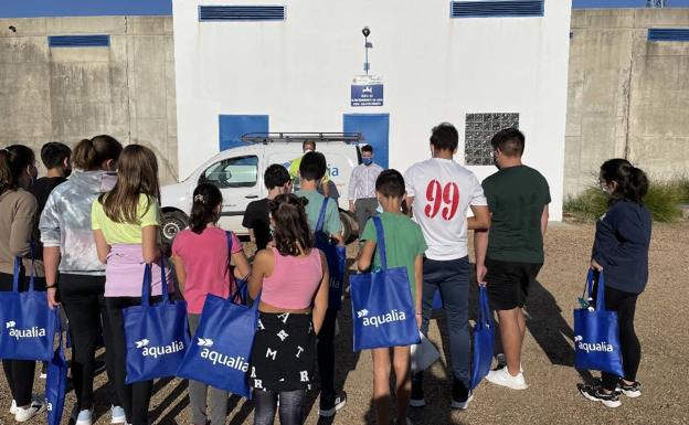 Los escolares del 'Ana Bolaños', en el depósito de agua oliventino. FOTO AQUALIA