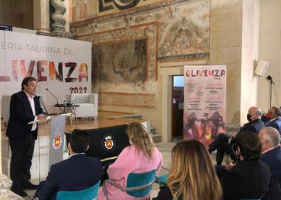 Imagen secundaria 1 - Arriba, autoridades civiles y personalidades del mundo taurino, durante la presentación. Abajo, intervención de Guillermo Fernández Vara y tertulia de Vicente del Bosque. 