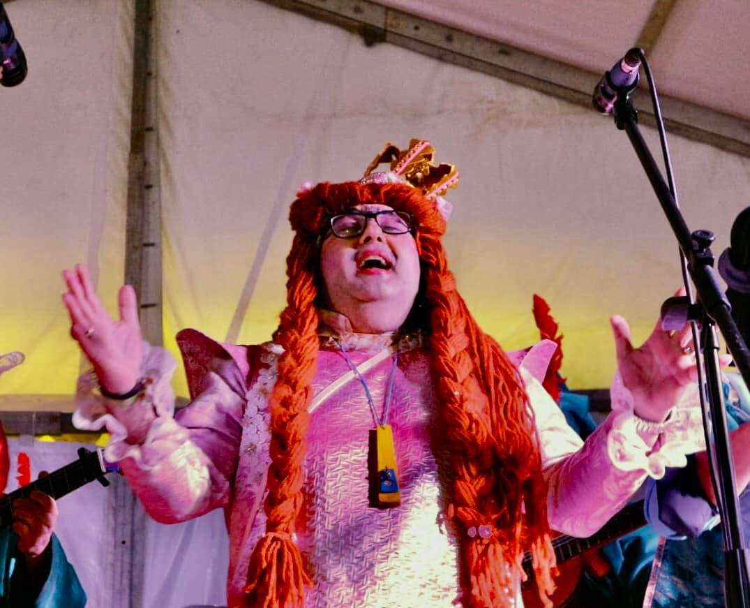 'Los Camballotas', 'Los 3W', 'Los Mirinda' y 'Los Chungos' dieron la chispa de la noche en el primer día del Carnaval de Olivenza 2022. 