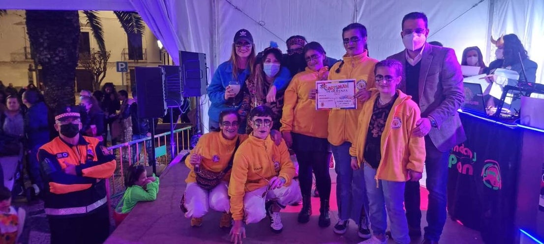 El desfile de adultos del segundo día fue multitudinario, tanto en participantes como en público. 