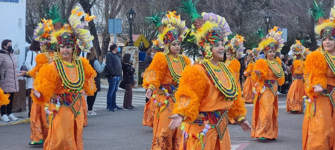 El desfile de adultos del segundo día fue multitudinario, tanto en participantes como en público. 