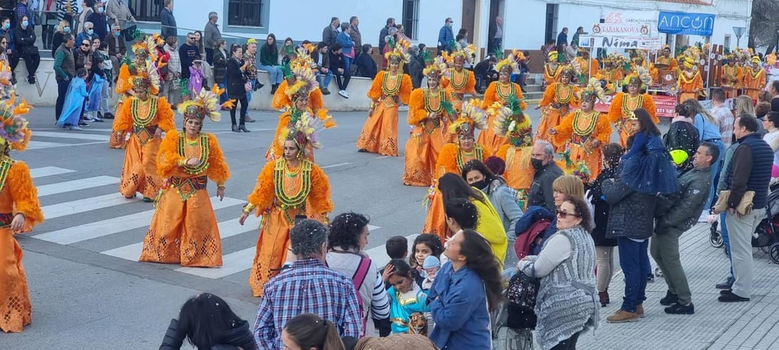 El desfile de adultos del segundo día fue multitudinario, tanto en participantes como en público. 