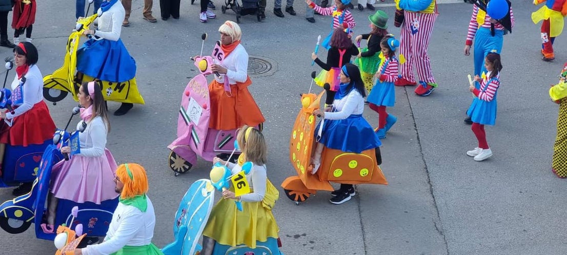El desfile de adultos del segundo día fue multitudinario, tanto en participantes como en público. 