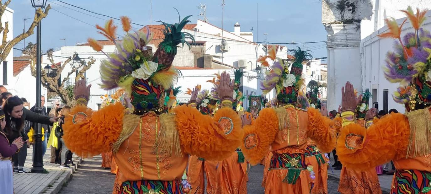 El desfile de adultos del segundo día fue multitudinario, tanto en participantes como en público. 