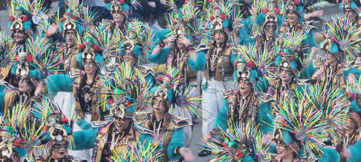 El desfile de adultos del segundo día fue multitudinario, tanto en participantes como en público. 