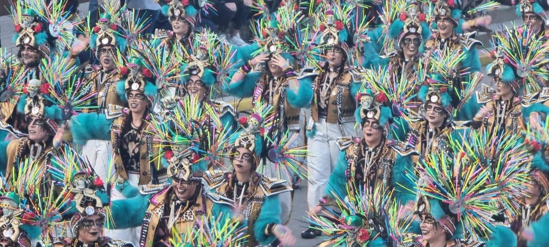 El desfile de adultos del segundo día fue multitudinario, tanto en participantes como en público. 