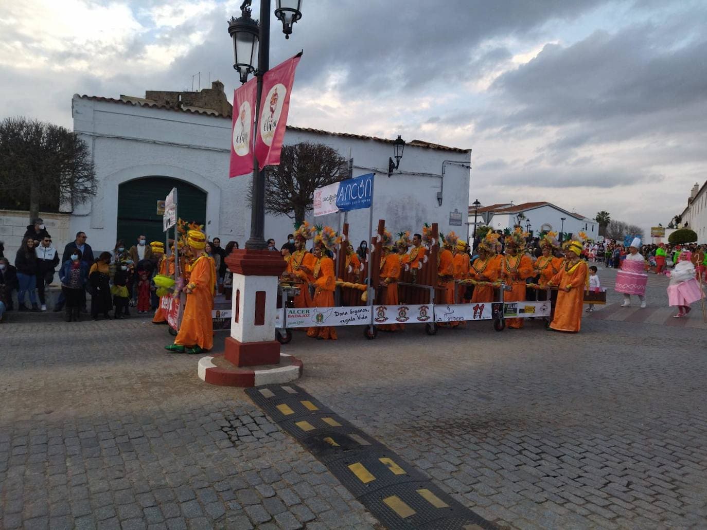 El desfile de adultos del segundo día fue multitudinario, tanto en participantes como en público. 