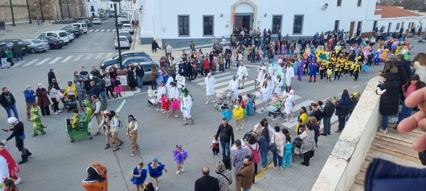 El desfile de adultos del segundo día fue multitudinario, tanto en participantes como en público. 