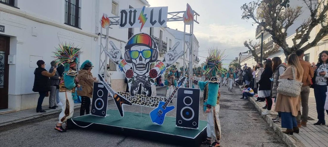 El desfile de adultos del segundo día fue multitudinario, tanto en participantes como en público. 