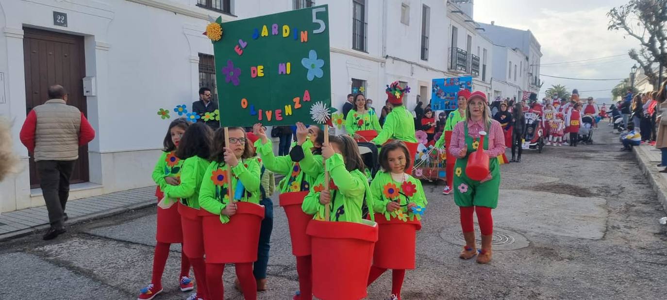 El desfile de adultos del segundo día fue multitudinario, tanto en participantes como en público. 