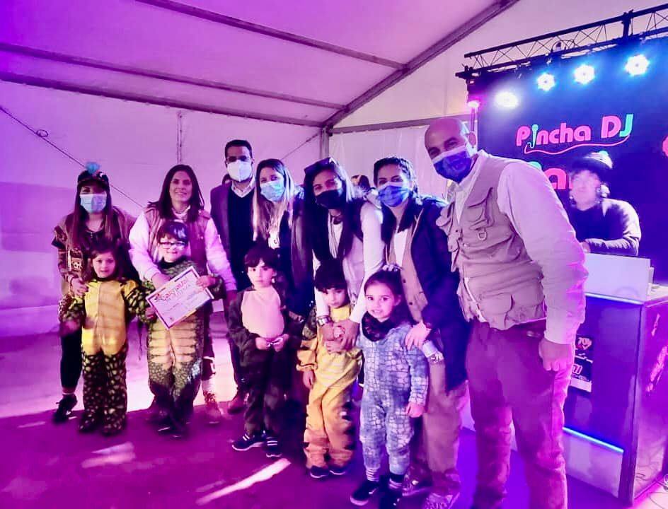 El desfile de adultos del segundo día fue multitudinario, tanto en participantes como en público. 