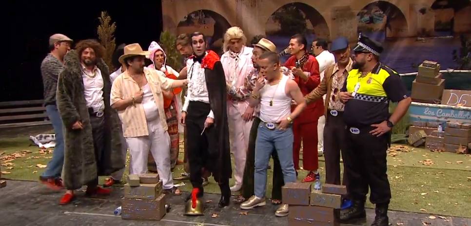 Momento del popurrí en que el popular Mario Vaquerizo se subió al escenario con Los Camballotas. 