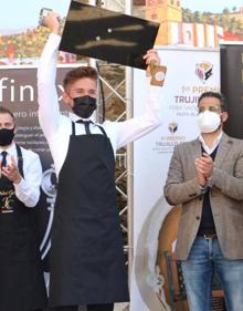 Imagen secundaria 2 - Arriba, momento de la actuación del grupo 'Aire Flamenco', de San Benito de la Contienda. Abajo, público congregado en torno a las mesas del corte de jamón, y ganador del certamen. 
