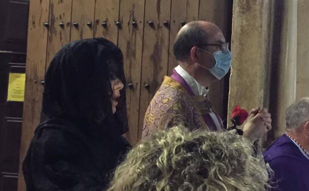 La Panderinha, junto al párroco de Olivenza, este Viernes Santo. 