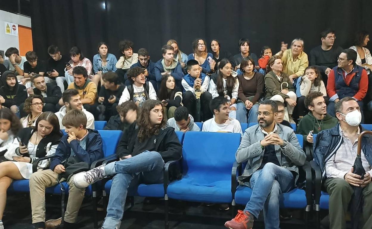 El Espacio para la Creación Joven se llenó de público en el estreno de 'La caza'