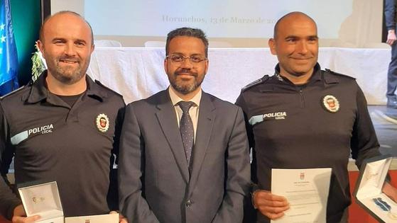 Los agentes Hereda y Mejías reciben la medalla al mérito policial