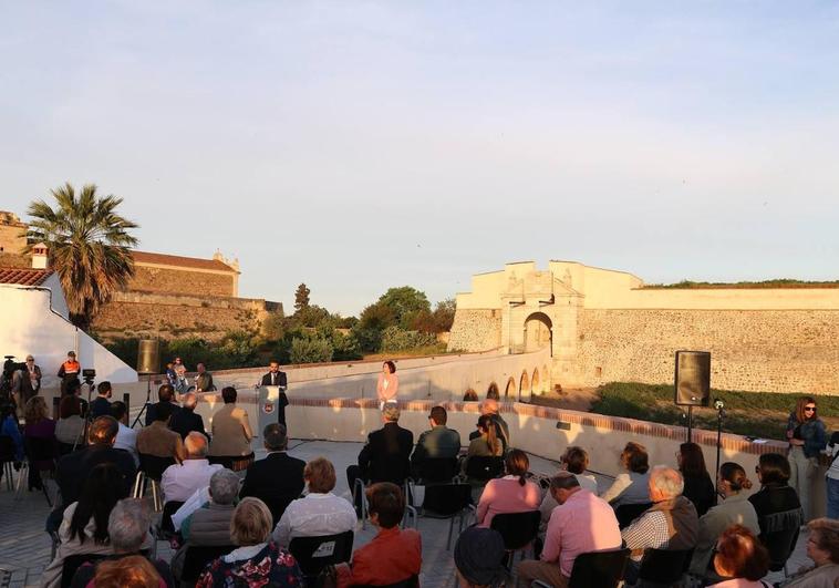 Vecinos y visitantes disfrutan de la restaurada Puerta del Calvario