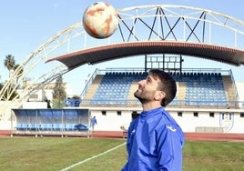 Emilio Tienza, entrenador del Olivenza, en una sesión de entrenamiento.