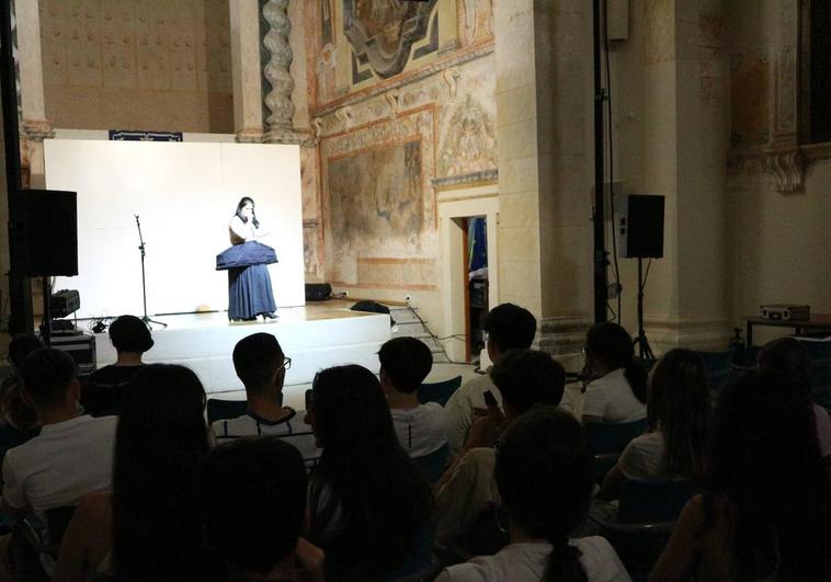El alumnado de IES Puente Ajuda asistió a la obra 'Menina. Soy una puta obra de Velázquez'